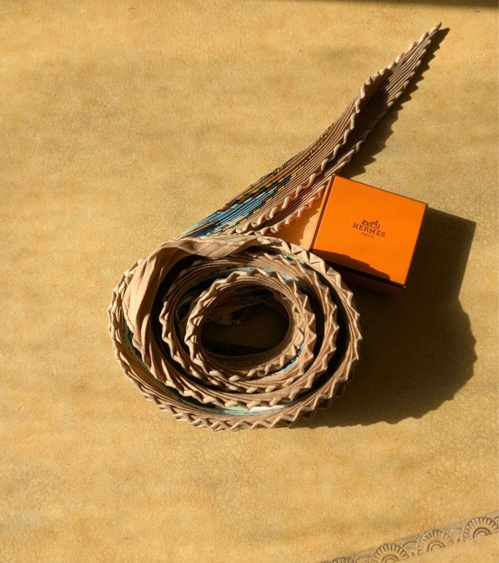 Authentic Silk Hermes Pleated Plisse CHOCS EN PLUMES Champage, Blue Green - Picture 2 of 12